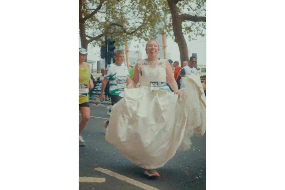 perempuan lari maraton dengan gaun pengantin 4.jpg