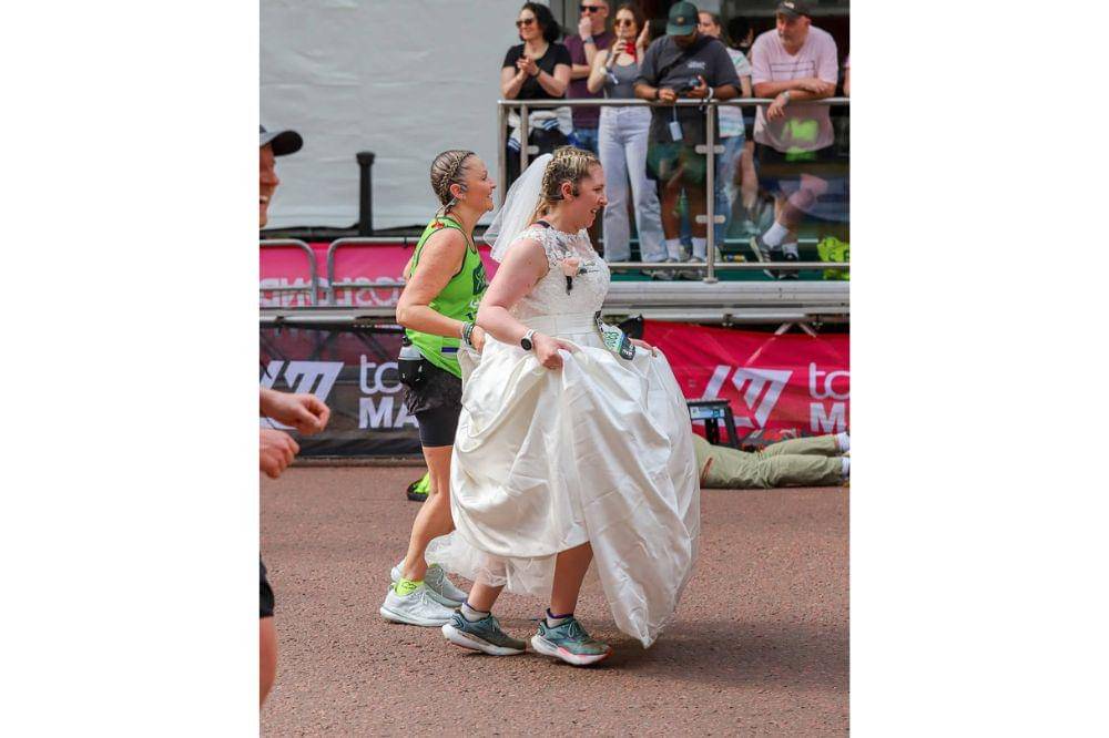 perempuan lari maraton dengan gaun pengantin 3.jpg