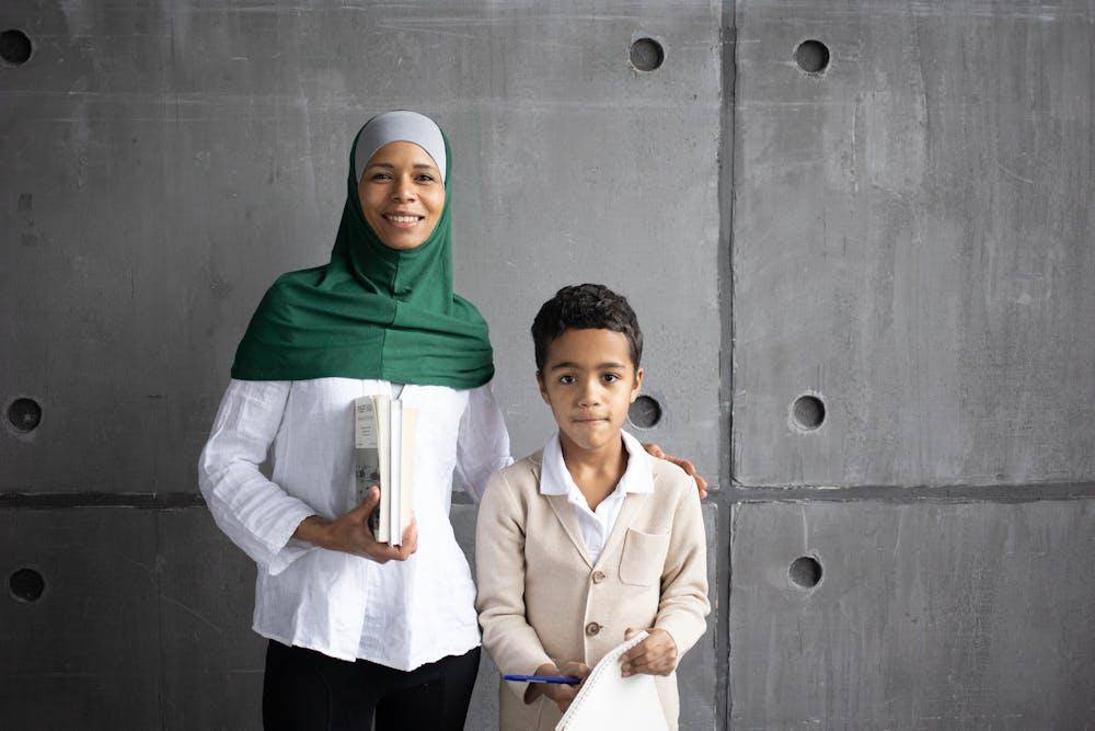 anak laki-laki dan guru berhijab
