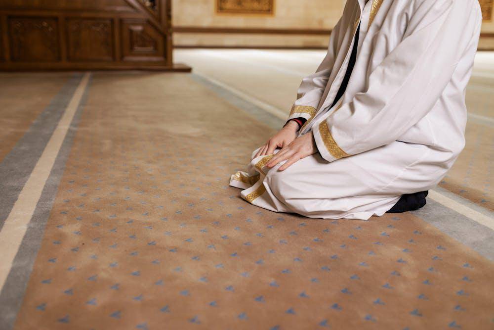 anak salat di masjid