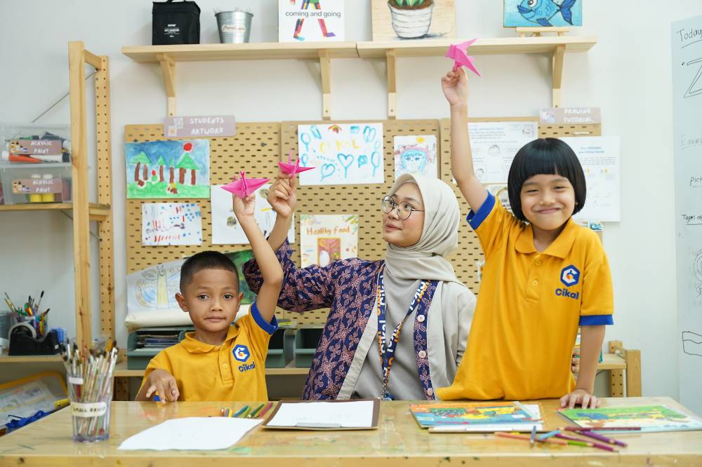 Siswa dan guru sedang belajar dengan menyenangkan