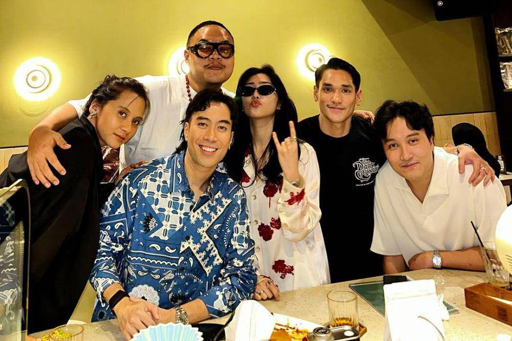 Isyana Sarasvati bersama suami dan sahabatnya