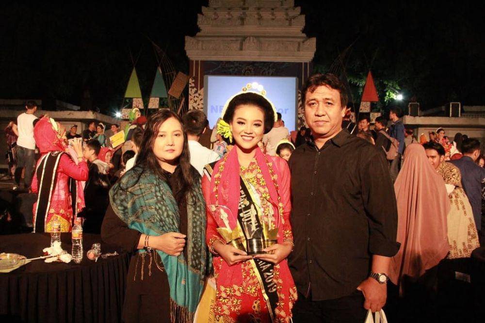 Firsta Yufi Amarta Putri bersama orangtuanya