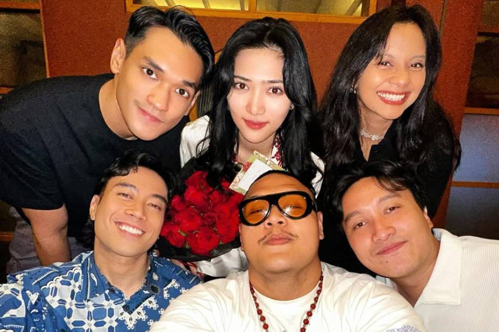 Bestie! Vidi Aldiano dan Afgan Kirim Ucapan Ultah untuk Isyana