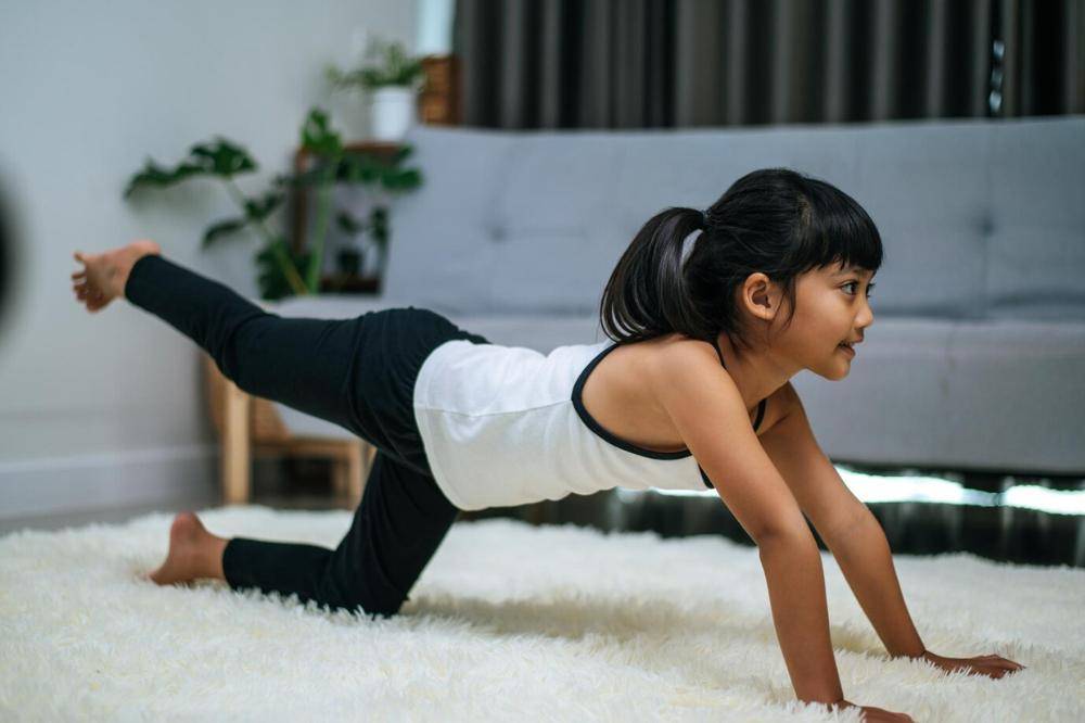 Anak perempuan sedang yoga