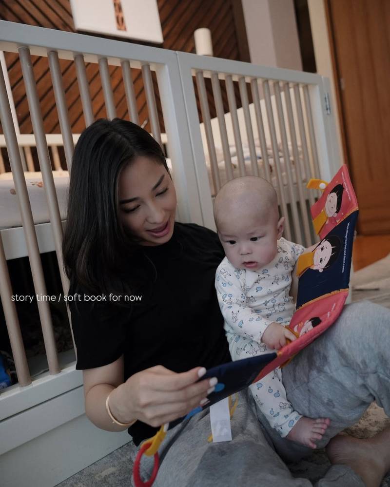 Nikita dan Nael menikmati waktu bersama dengan membaca buku bersama.png