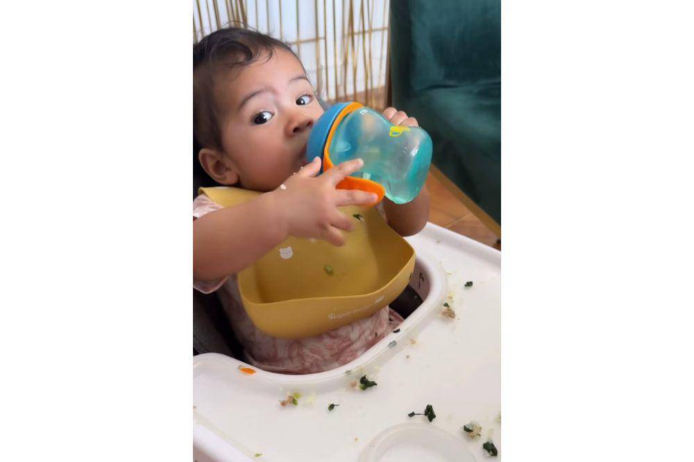 Momen Humaira Anak Zaskia Sungkar Lahap Makan Bareng Ukkasya 6.jpg