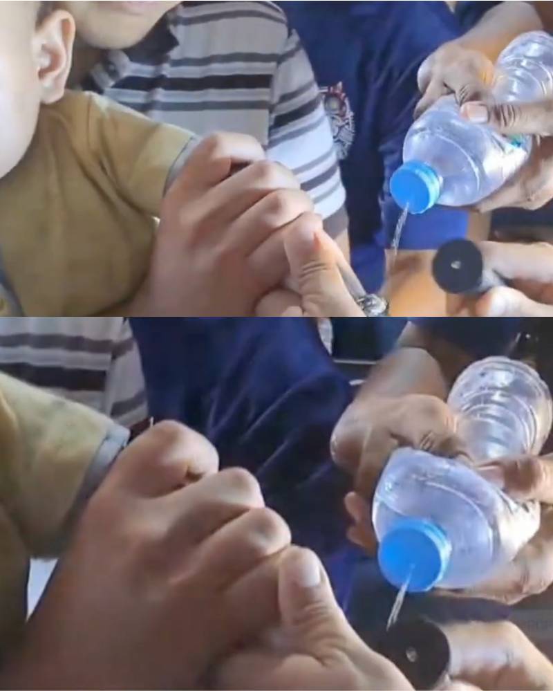 Proses pemotongan gelang kayu menggunakan mesin gerinda kecil.png