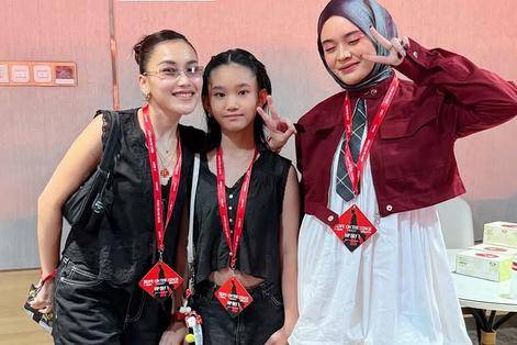 8 Gaya Artis saat Nonton Konser J-Hope di Jakarta, Bernuansa Merah!