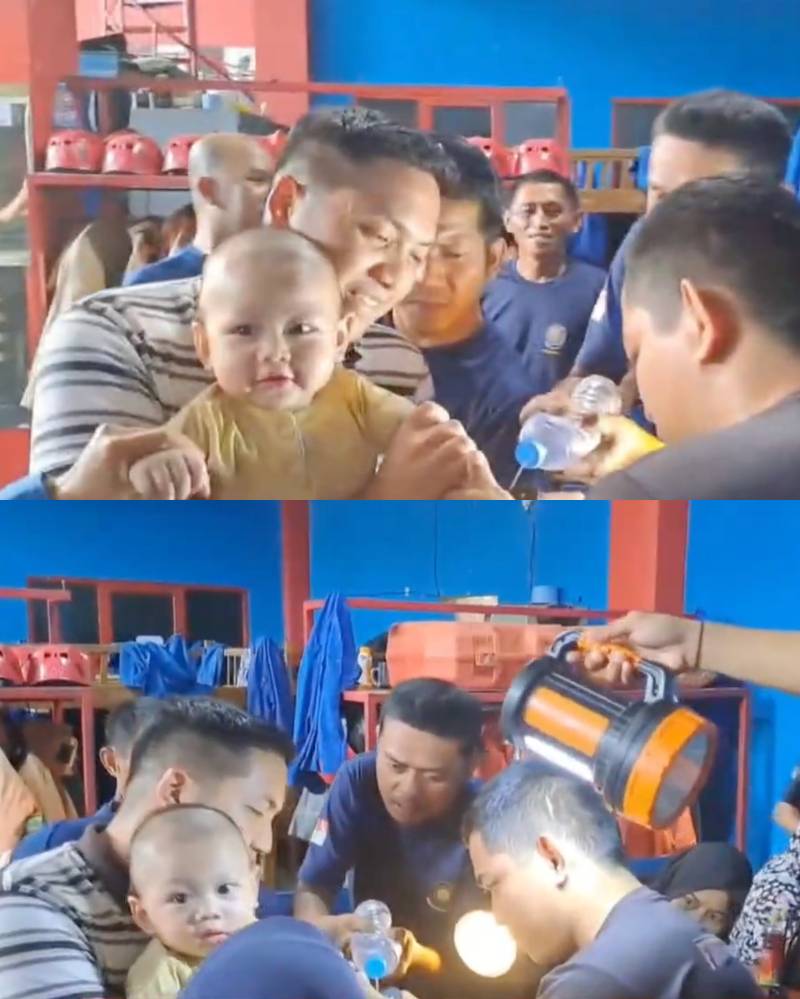 Alih-alih menangis, sang bayi justru tersenyum ceria.png