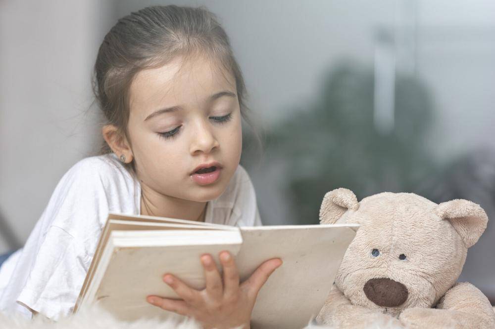 Anak perempuan membaca buku