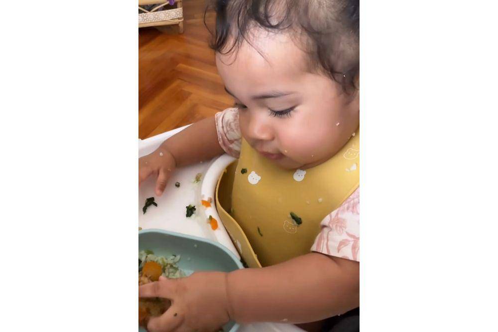 Momen Humaira Anak Zaskia Sungkar Lahap Makan Bareng Ukkasya 5.jpg