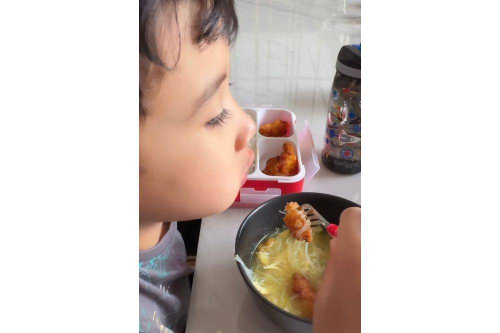 Momen Humaira Anak Zaskia Sungkar Lahap Makan Bareng Ukkasya 4.jpg