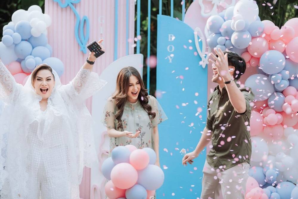 Gender Reveal Vicy Melanie.png
