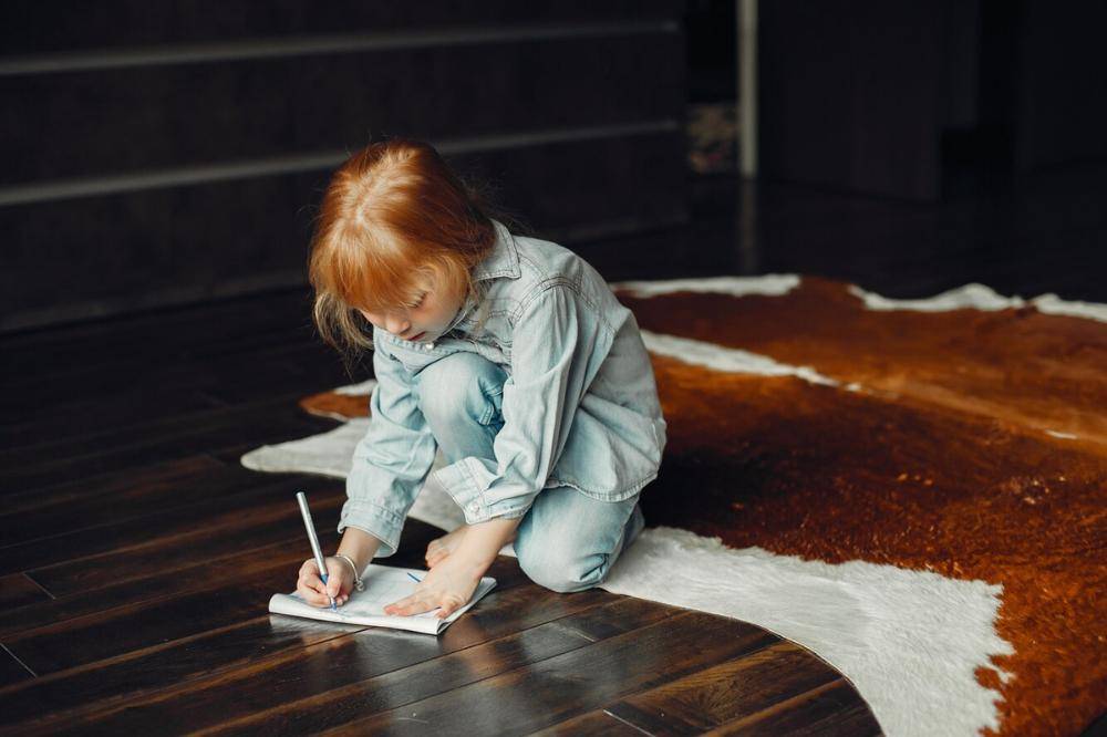Anak menulis di buku