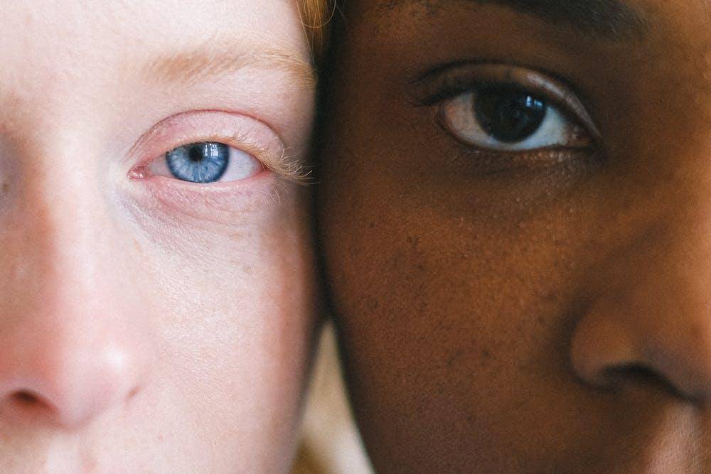 mata manusia cokelat biru