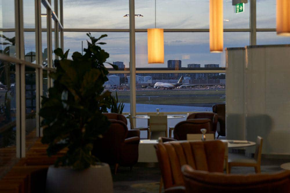 6 Tempat Ngopi View Bandara Juanda, Bisa Lihat Pesawat Take Off