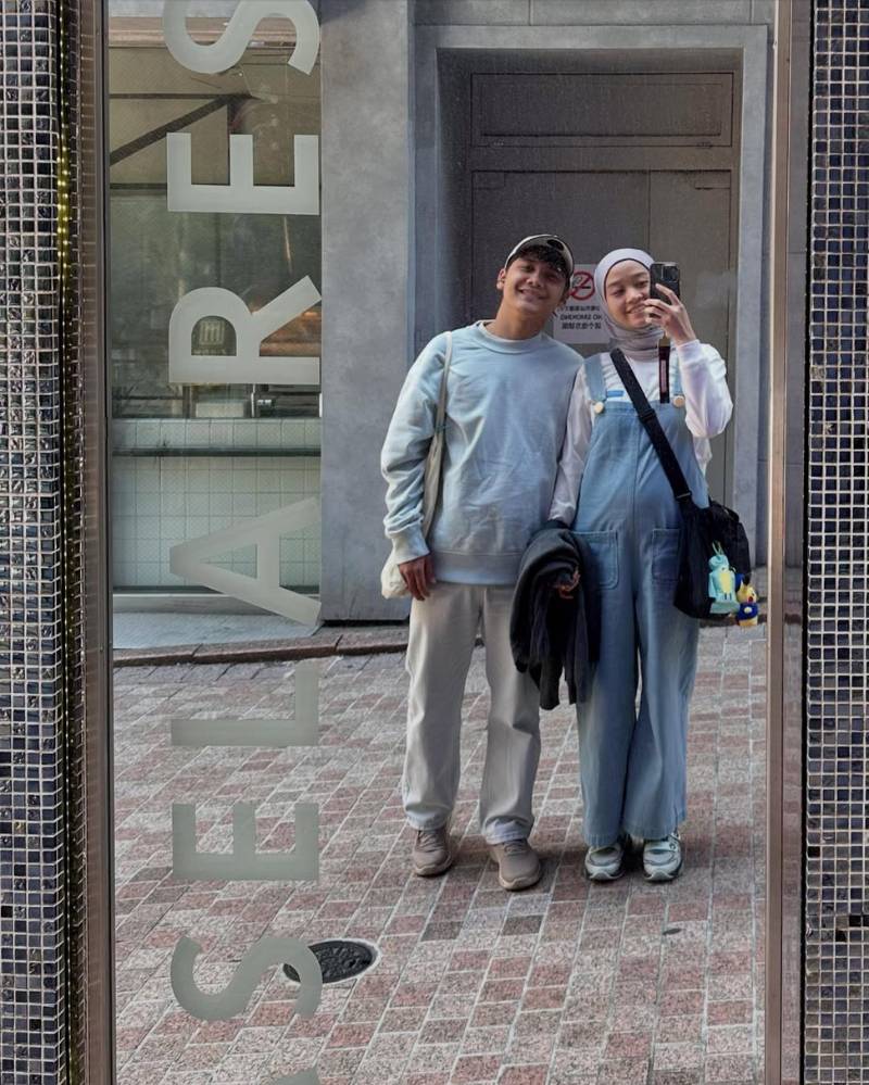 Momen kompak Alca dan Bintang Emon saat mirror selfie bareng.png