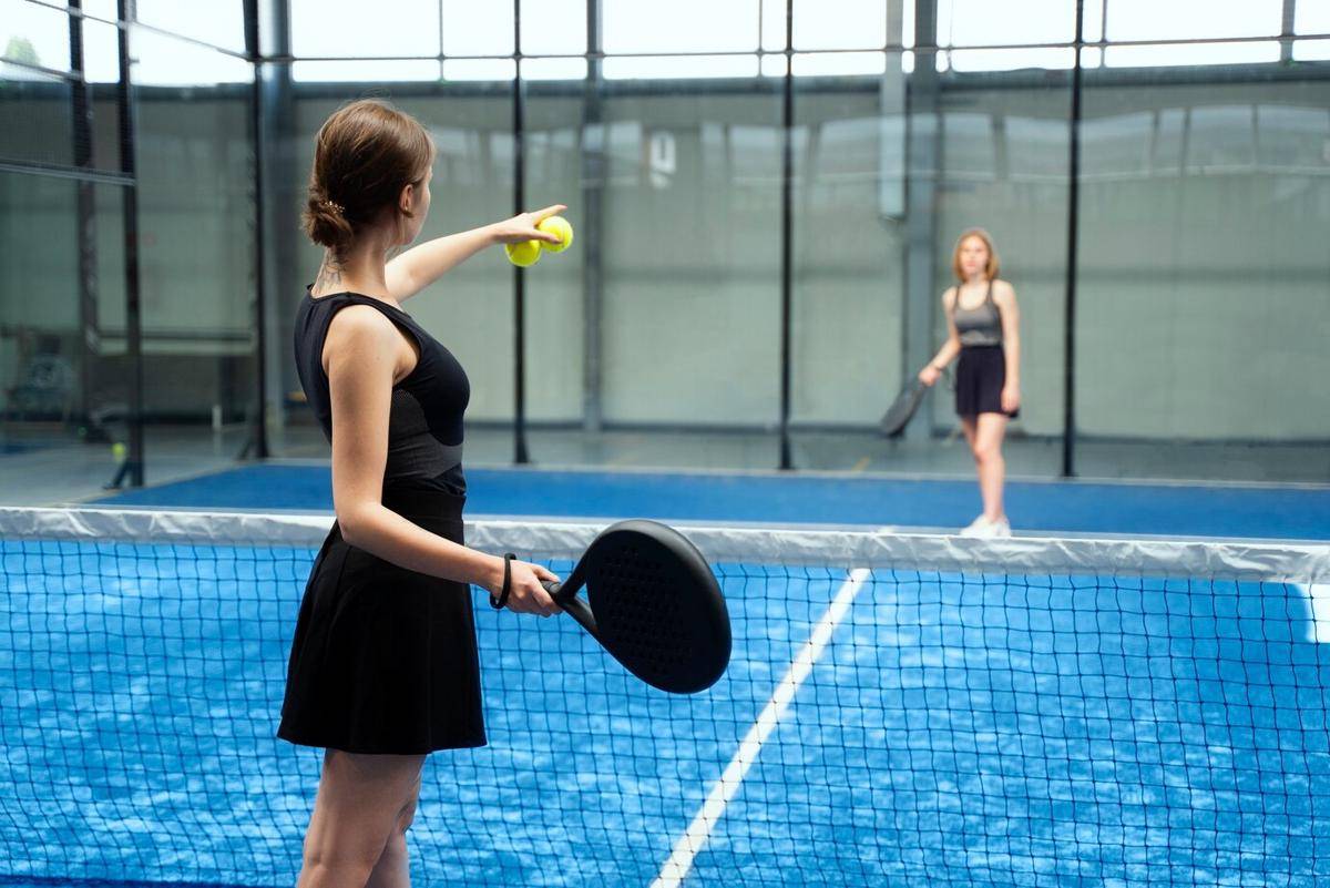 8 Tips Olahraga Padel Untuk Pemula Bikin Lebih Percaya Diri Saat Main