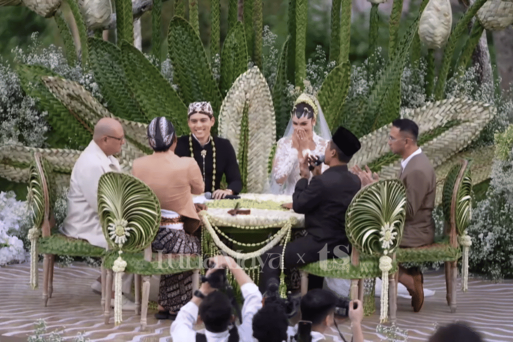 Foto Pernikahan Luna Maya dan Maxim Bouttier