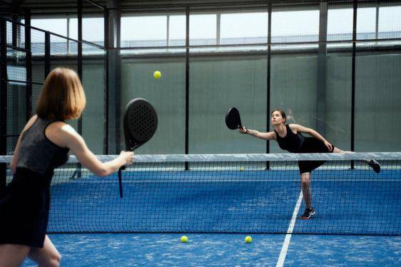 8 Tips Olahraga Padel Untuk Pemula, Dijamin Lebih Percaya Diri dan Siap Tanding!.jpg