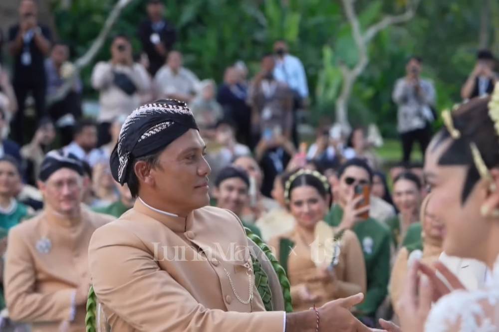 Foto Pernikahan Luna Maya dan Maxim Bouttier 