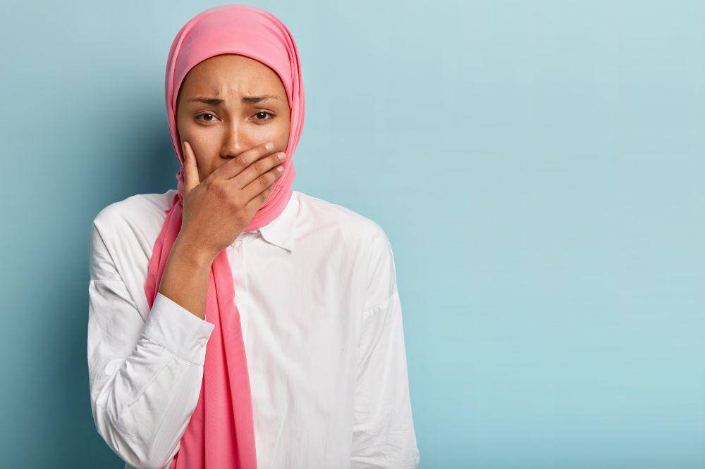 perempuan menutupi hidung.jpg