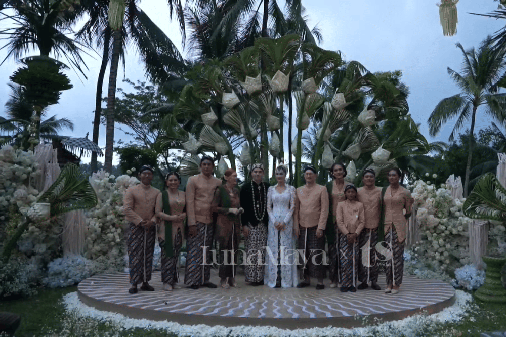 Foto Pernikahan Luna Maya dan Maxim Bouttier