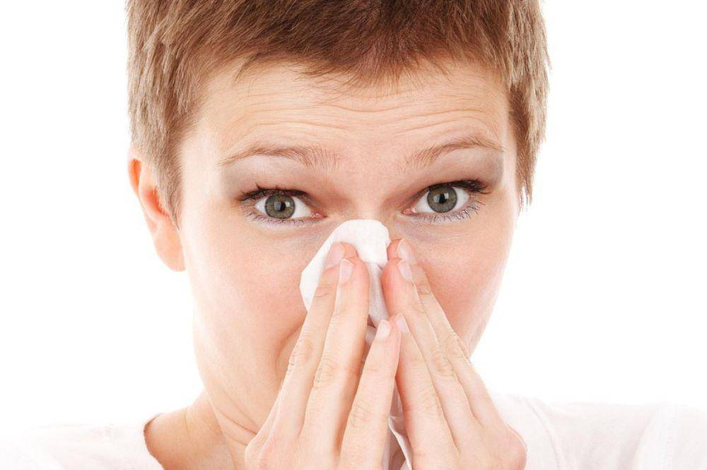 perempuan mengelap hidung.jpg