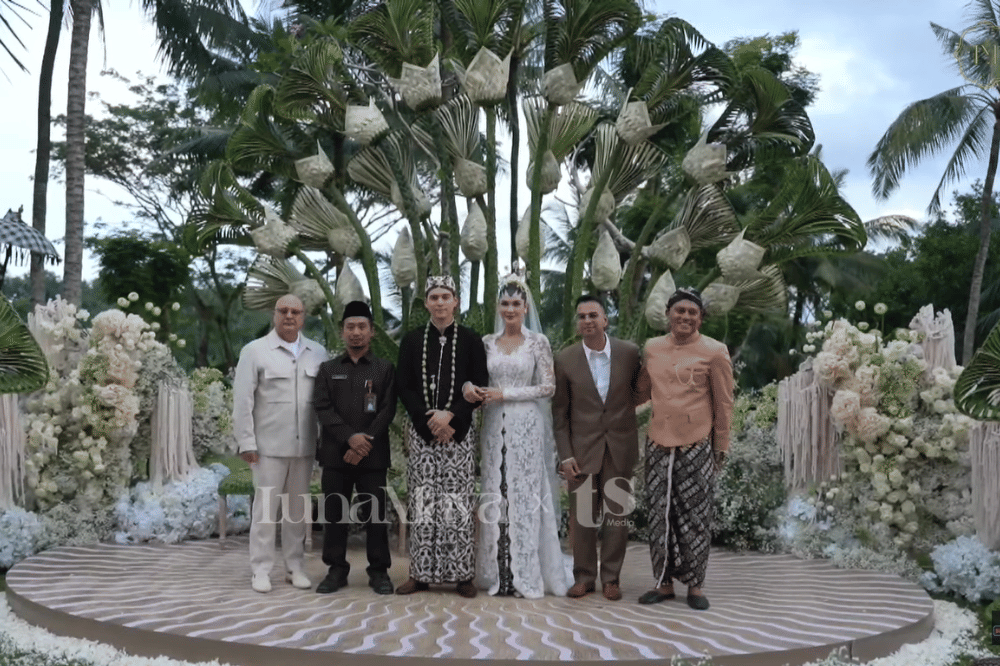 Foto Pernikahan Luna Maya dan Maxim Bouttier 