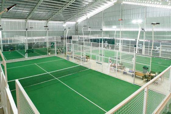 10 Rekomendasi Sewa Lapangan Padel di Jakarta Bisa Lihat Skyline Kota