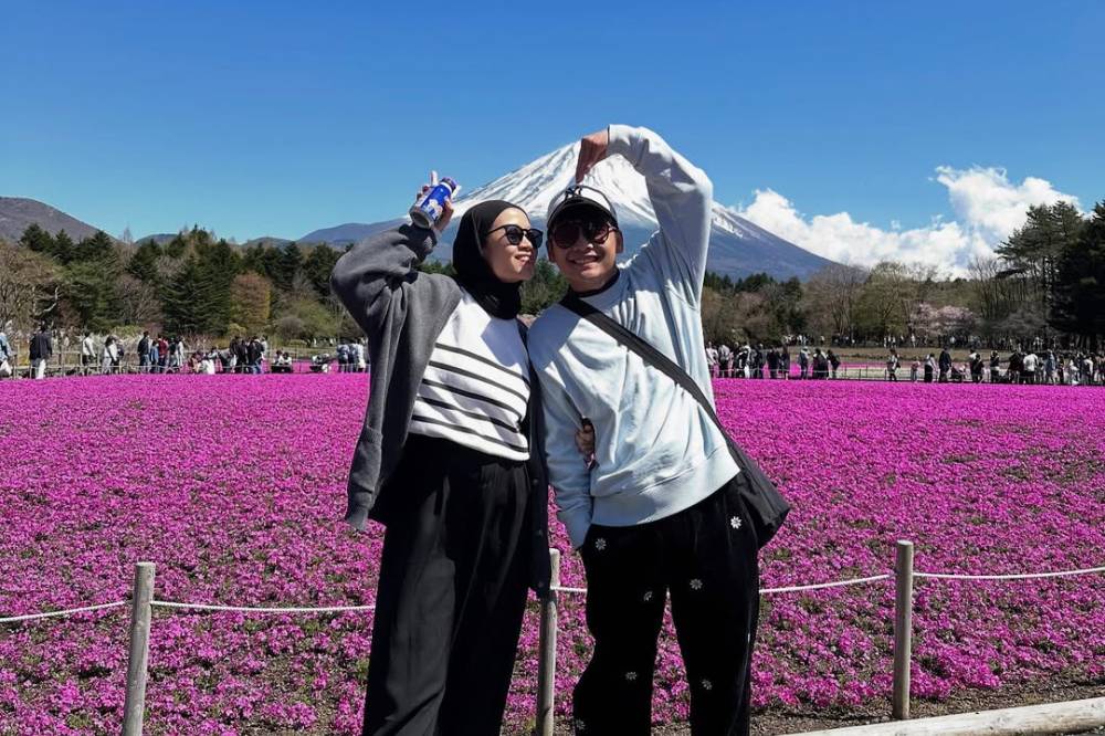 Potret babymoon alca istri bintang emon di jepang, pamer babybump.png