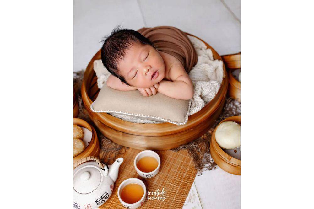 Newborn Photoshoot Anak Ketiga Kesha Ratuliu 4.jpg