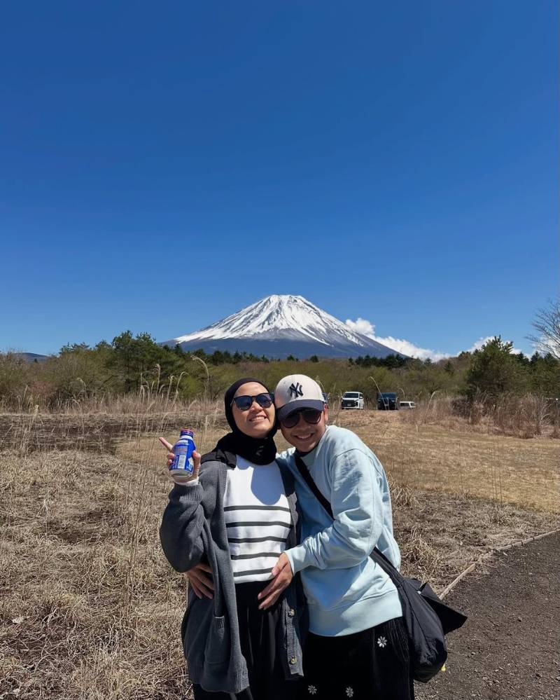 Bintang dan Alca kompak berpose dengan pemandangan Gunung Fuji.png