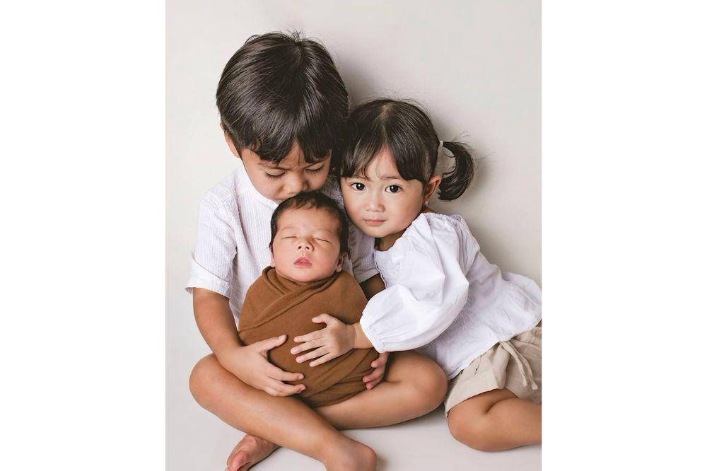 Newborn Photoshoot Anak Ketiga Kesha Ratuliu 8.jpg