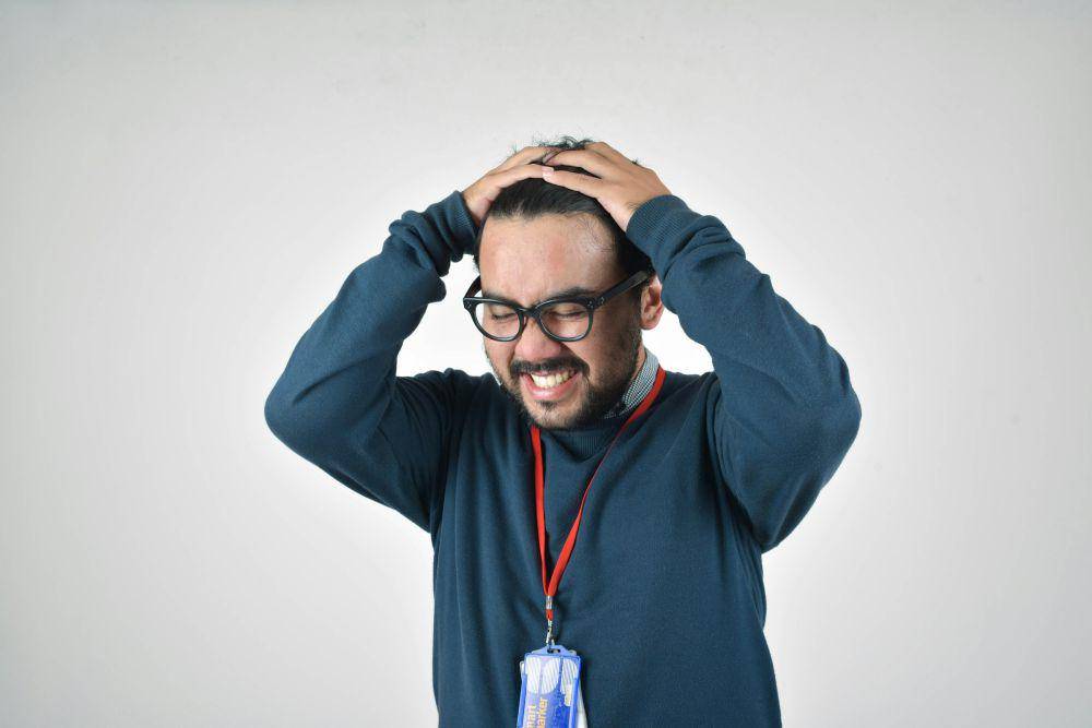 Ilustrasi pria sedang stress (unsplash.com/ahmad gunnaivi)