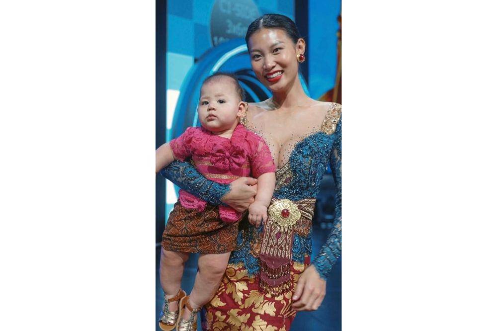 Momen Patricia Gouw Ajak Anak ke Panggung Puteri Indonesia 8.jpg
