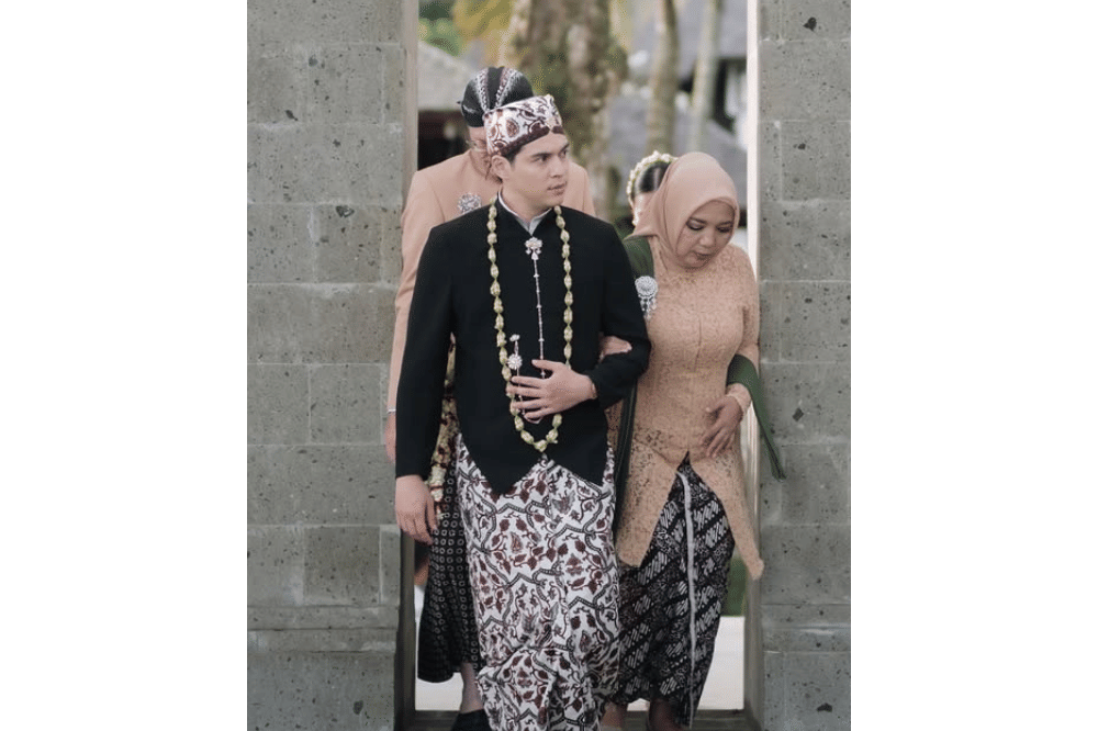 Penampilan Maxime Bouttier saat Pernikahan  (1).png