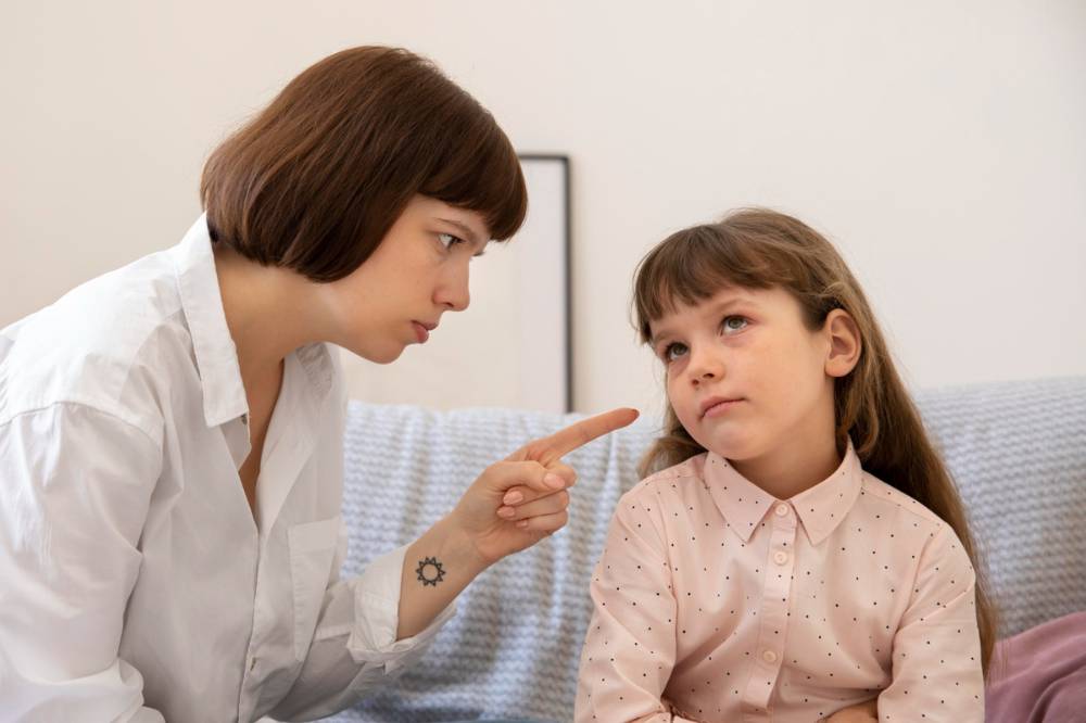 Mama menegur anak perempuan