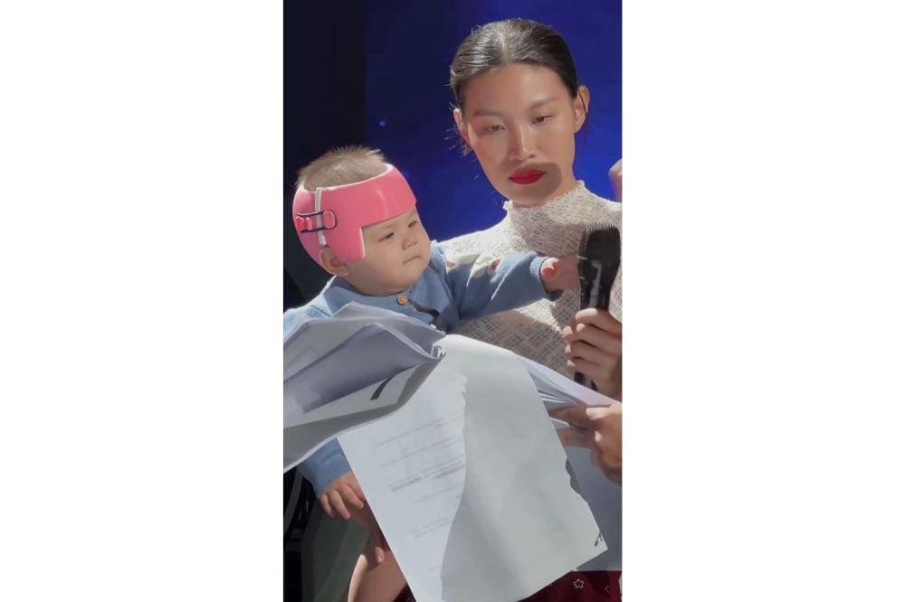 Momen Patricia Gouw Ajak Anak ke Panggung Puteri Indonesia 7.jpg