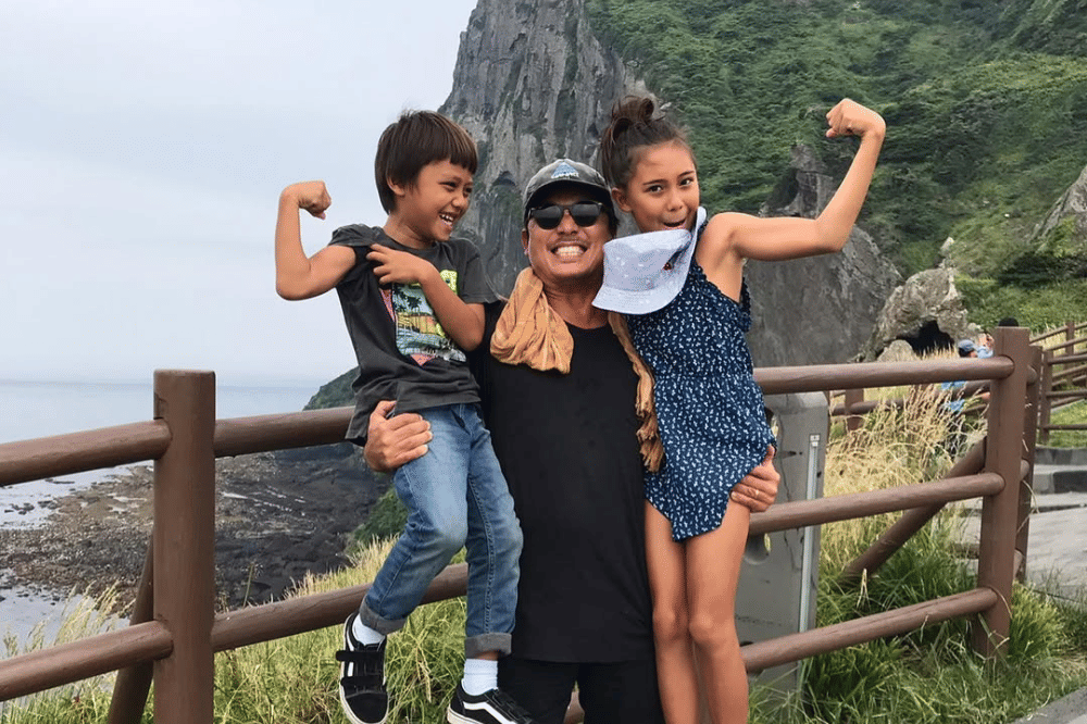 Foto Tipi Jabrik dan Keluarga