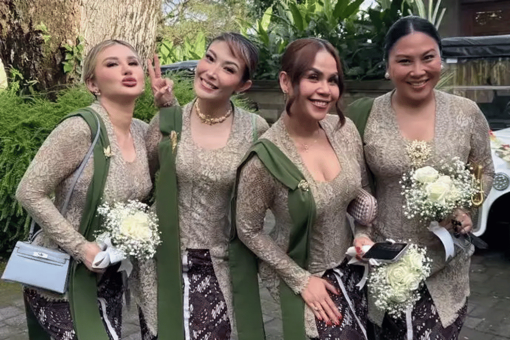 Ayu Dewi dan Melaney jadi Bridesmaid di nikahan Luna