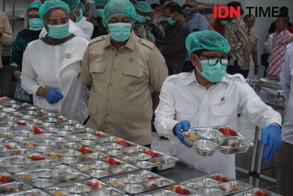 Kepala BGN, Dadan Hindayana dan Menko Pemberdayaan Masyarakat, Muhaimmin Iskandar kala meninjau salah satu dapur MBG di Sleman.. (IDN Times/Tunggul Damarjati)