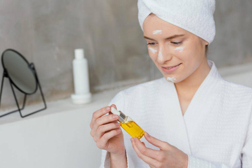 Ilustrasi wanita menggunakan skincare (freepik.com/freepik)