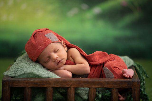 ilustrasi bayi tidur di luar rumah (Unsplash.com/Taksh)