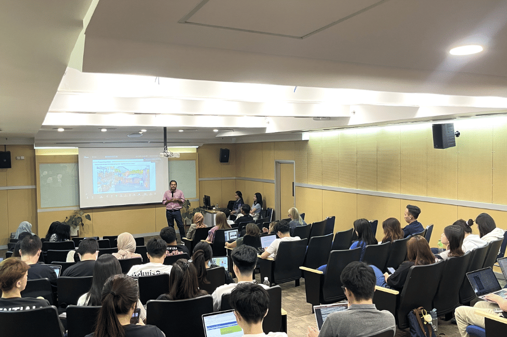 Public lecture dengan dosen tamu dari kampus luar negeri