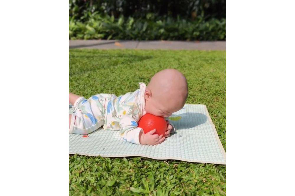 Momen Anak Kedua Nikita Willy Tummy Time di Rumput 3.jpg