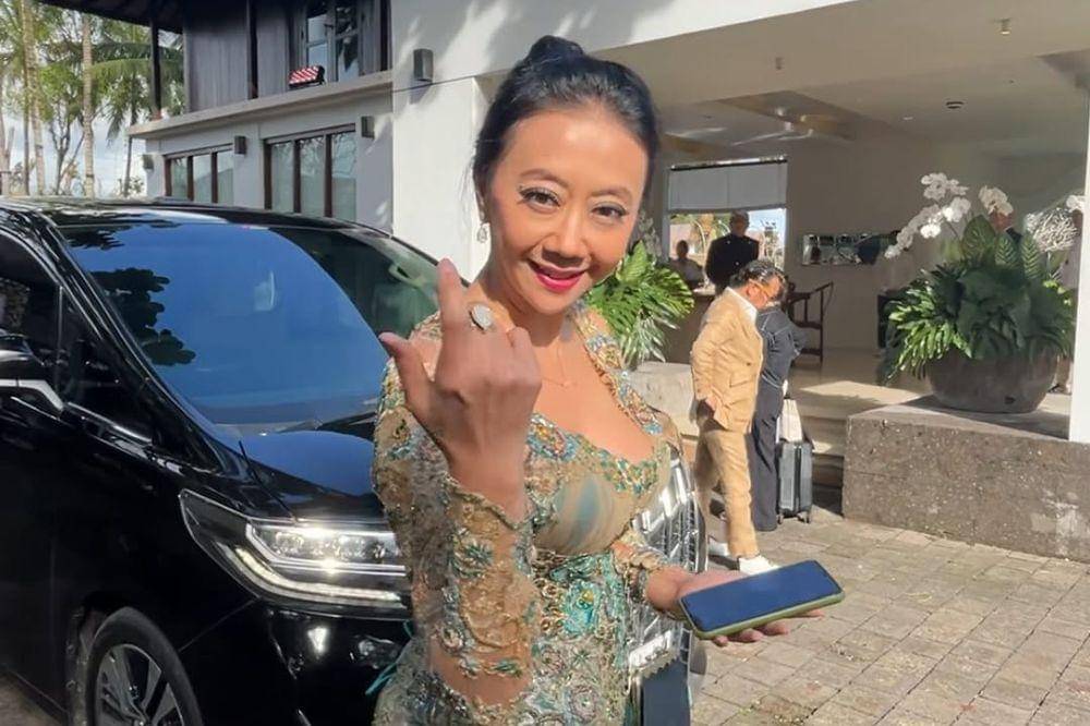 asri welas tamu di nikahan luna dan maxime