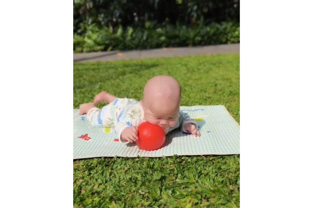 Momen Anak Kedua Nikita Willy Tummy Time di Rumput 2.jpg