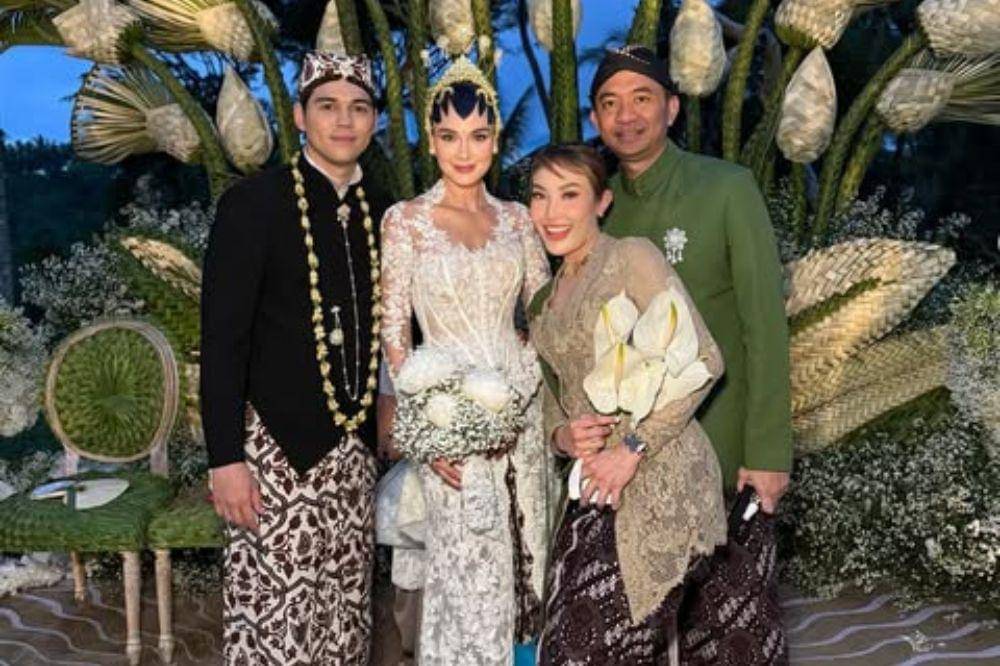 ayu dewi tamu di nikahan luna dan maxime